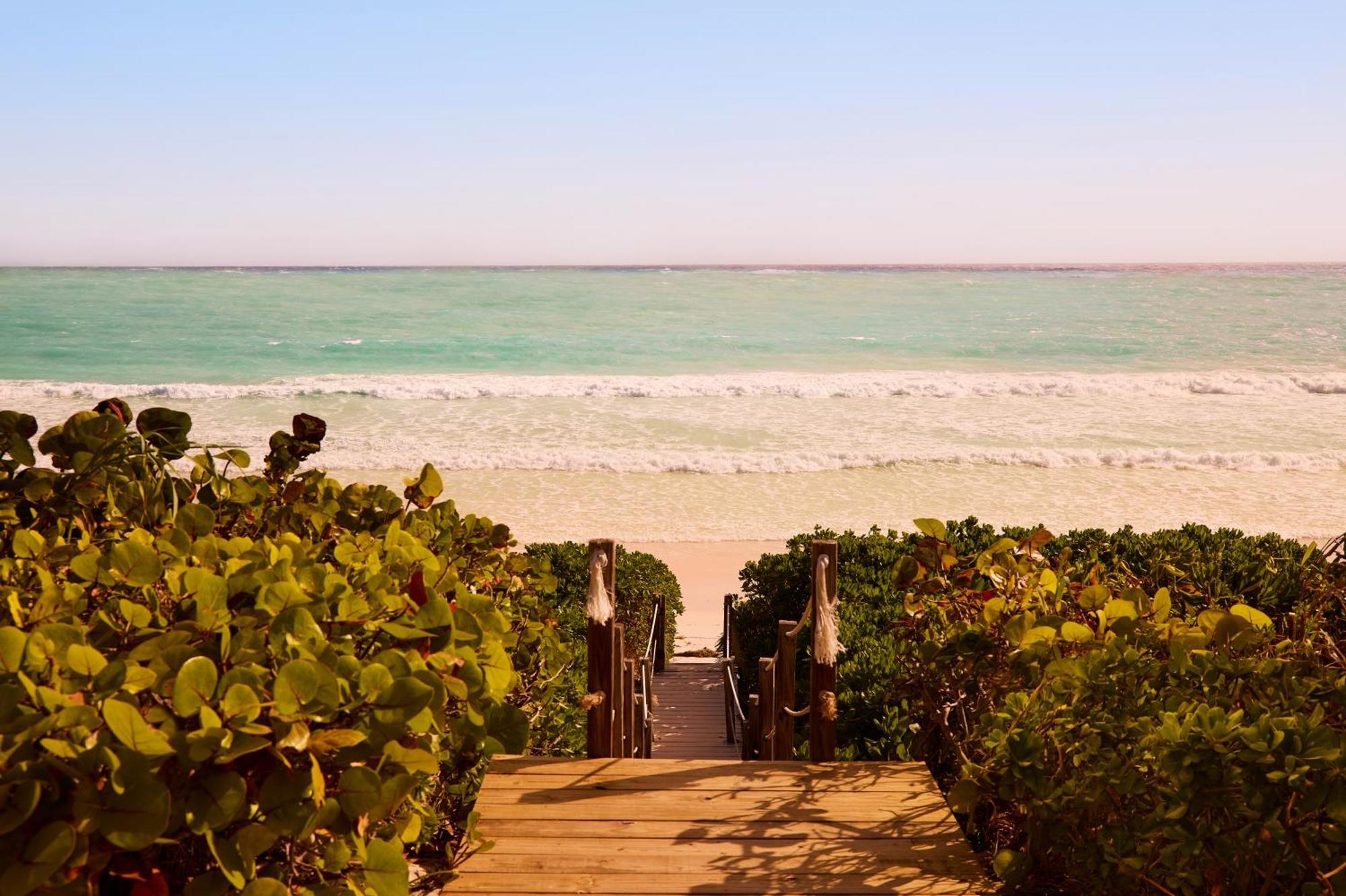 Coral Sands Inn & Cottages Dunmore Town Екстериор снимка