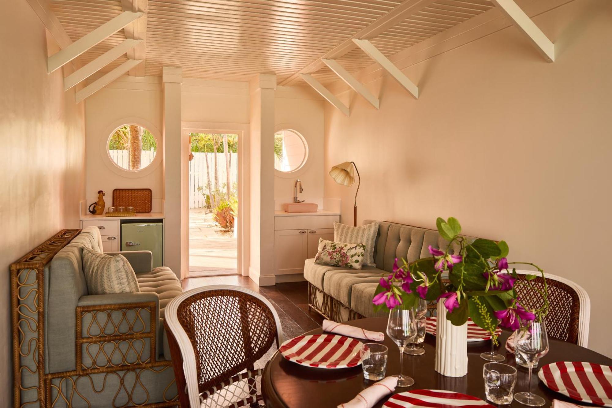 Coral Sands Inn & Cottages Dunmore Town Екстериор снимка